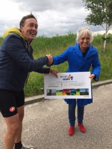 Jan van Duivenboden een van de organisatoren en zelf ook actief mee gefietst overhandigd de cheque met het geweldige bedrag aan Rita Renema mede oprichter van de stichting Als kanker je raakt.