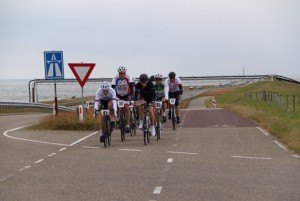 Met de wind strak tegen langs de IJsselmeer dijk